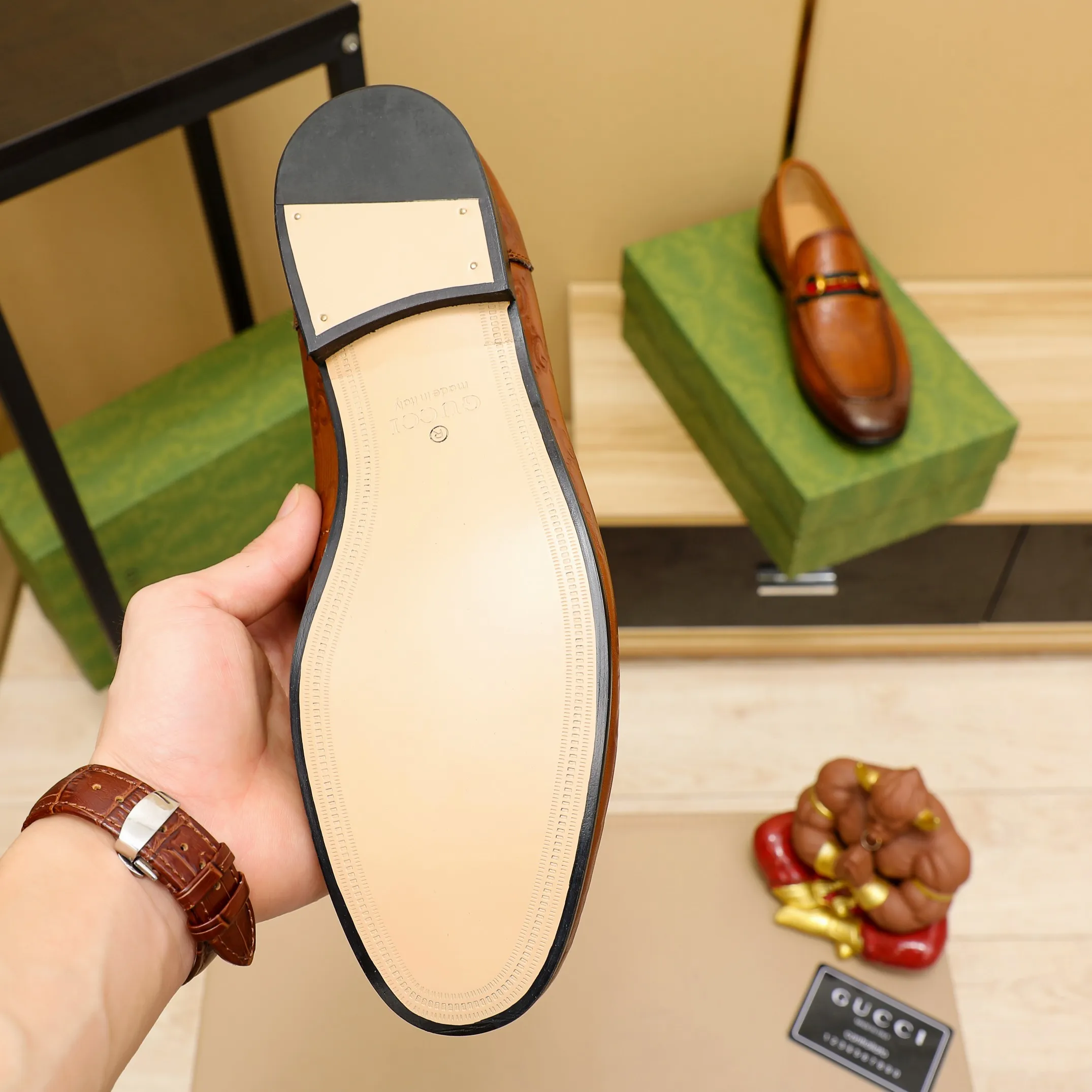 p480 GUCCI 2021 men’s latest casual leather shoes👞! Available at counters simultaneously! A one-to-one replica of the original. All imported top layer calfskin. The interior is made of top-grade cowhide, and the original factory-supplied rubber outsole is used. Leading new fashion concepts. Black, brown, matching sizes: 38-45